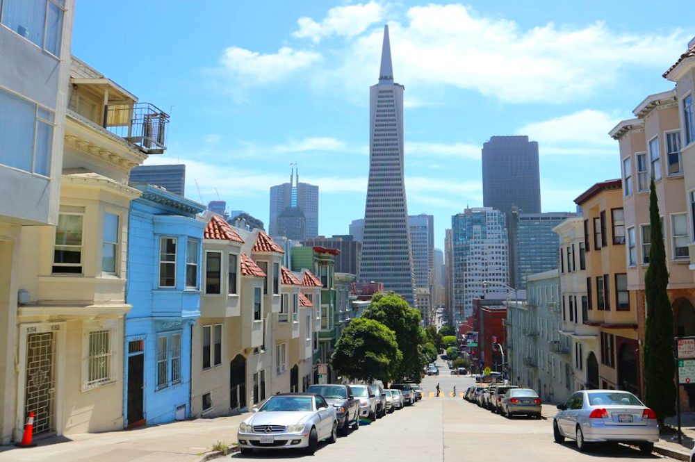 vista de san francisco en una de sus calles